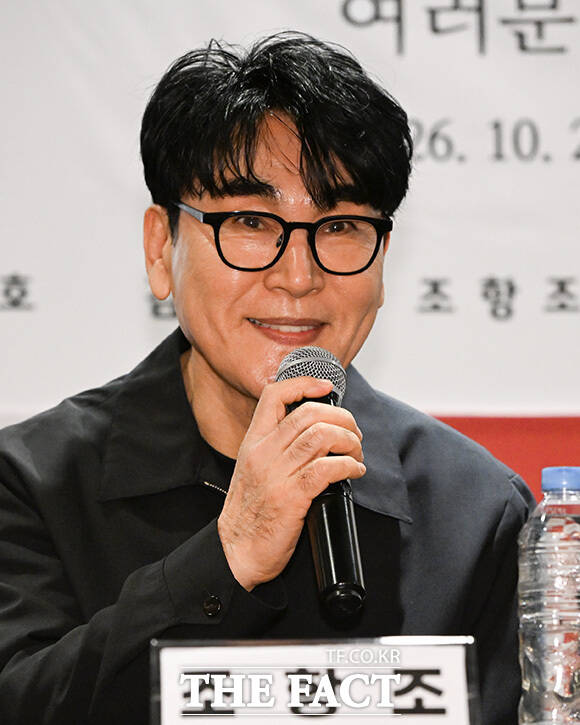 가수 조항조와 윤항기, 유현상(왼쪽부터)이 포즈를 취하고 있다.