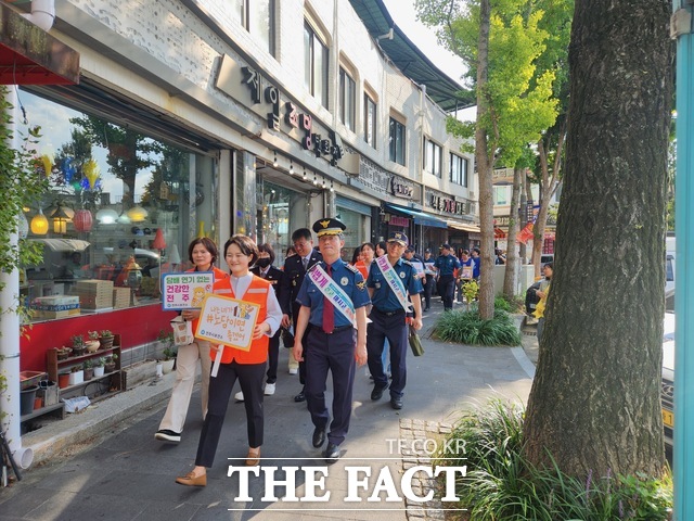 30일 전주시 완산구 한옥마을 풍남문광장 일대에서 전주시를 비롯해 완산경찰서, 전주시중독관리통합지원센터 등과 함께 민·관·경 합동으로 '풍남문광장 금연·금주구역 정착 합동 캠페인'이 진행된 가운데 관계자들이 홍보와 계도 활동을 펼치고 있다. /전주시