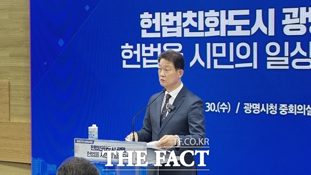 박광희 광명시 행정안전국장이 30일 오전 시청 중회의실에서 정책브리핑을 열고 있다. /정일형 기자
