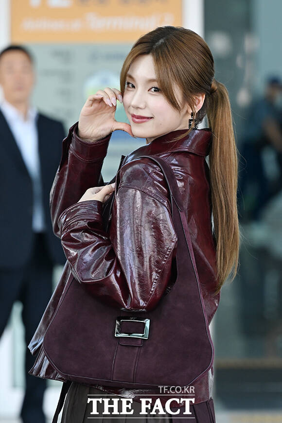 그룹 있지(ITZY) 예지가 30일 오전 해외 일정 참석을 위해 인천국제공항에 도착해 프랑스 파리로 출국하며 취재진과 팬들에게 포즈를 취하고 있다. /인천국제공항=김성렬 기자