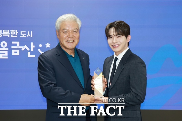 문정우 금산군수가 트로트 가수 곽영광에게 금산군 홍보대사 위촉패를 전달하고 있다. /금산군