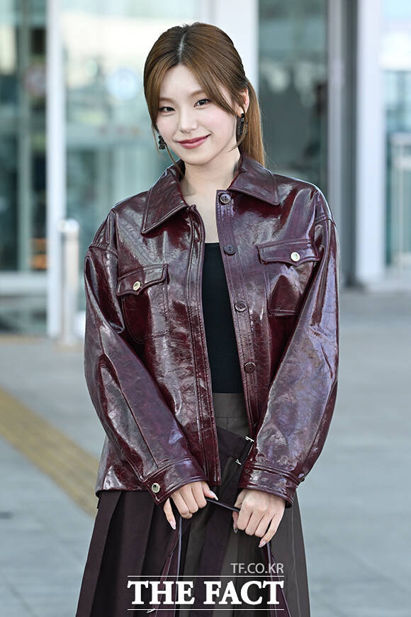 그룹 있지(ITZY) 예지가 30일 오전 해외 일정 참석을 위해 인천국제공항에 도착해 프랑스 파리로 출국하며 취재진과 팬들에게 포즈를 취하고 있다. /인천국제공항=김성렬 기자