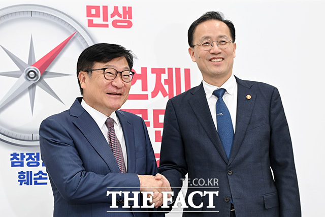 정점식 국민의힘 원내대표(왼쪽)가 30일 오전 서울 여의도 국회에서 이형일 경제부총리 겸 재정경제부 장관을 접견하며 기념촬영을 하고 있다. /국회=남용희 기자