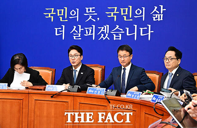최고위원회의 속개 선언하는 김민석 더불어민주당 대표.
