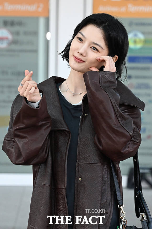 배우 김유정이 30일 오전 '2026 메시카 하이주얼리 쇼‘ 참석을 위해 인천국제공항에 도착해 프랑스 파리 출국을 앞두고 취재진과 팬들에게 포즈를 취하고 있다. /인천국제공항=김성렬 기자