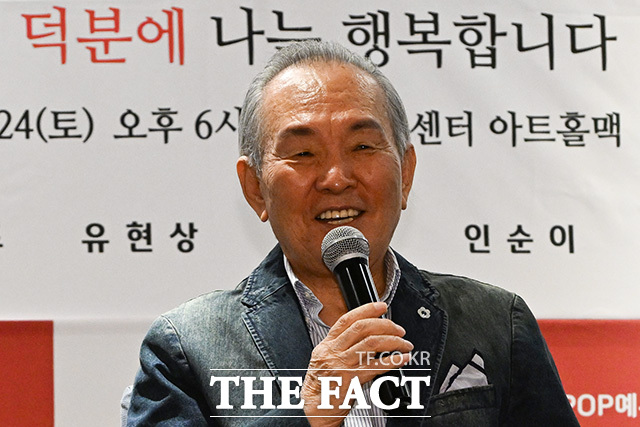 가수 조항조와 윤항기, 유현상(왼쪽부터)이 포즈를 취하고 있다.