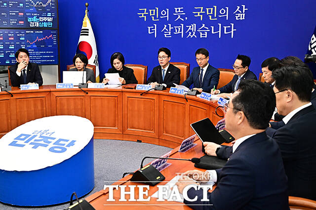 최고위원회의 속개 선언하는 김민석 더불어민주당 대표.