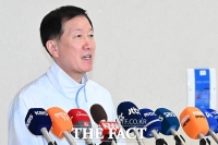  질의 답하는 박주봉 AG 배드민턴 대표팀 감독 [포토]