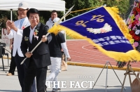  '제7회 송파구청장배 파크 골프대회' 깃발 흔드는 서강석 구청장 [포토]