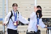  금메달 걸고 귀국하는 배드민턴 복식 이소희-백하나 [포토]