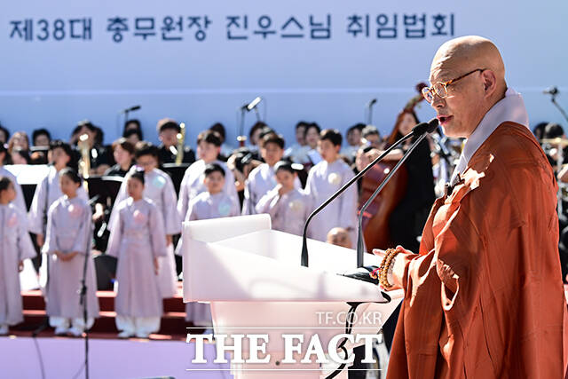 38대 조계종 총무원장으로 취임한 진우스님이 대웅전에서 절을 하고 있다.