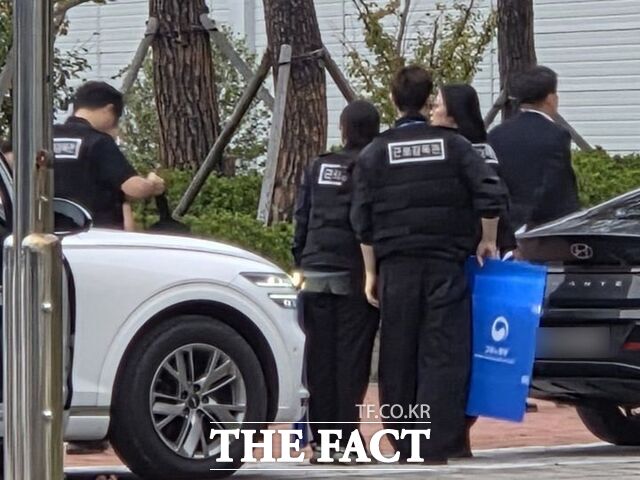 1일 오전 광주지방고용노동청 관계자들이 부당노동행위 의혹과 관련해 광주글로벌모터스(GGM)에 대한 압수수색을 진행하기 위해 GGM으로 이동하고 있다. /뉴시스