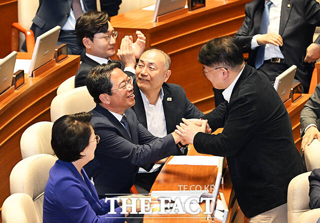 김승원 더불어민주당 의원(왼쪽 동그라미)이 1일 오후 서울 여의도 국회에서 열린 본회의에 참석하고 있다. 오른쪽 동그라미는 한동훈 국민의힘 의원.
