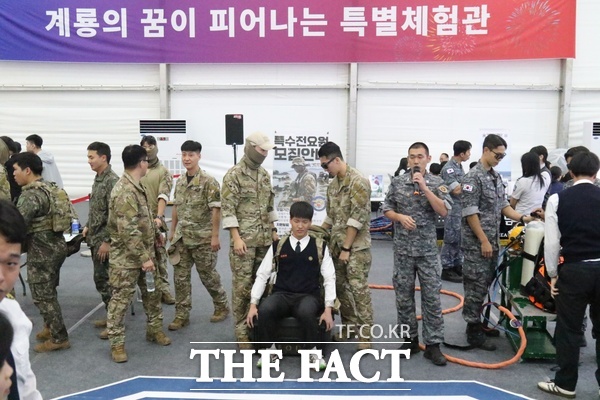제16회 계룡군문화축제·지상군페스티벌이 1일 계룡대 활주로 일원에서 개최된 가운데 특별체험관에서 특전부사관 장비 체험을 하고 있는 관람객들의 모습. /정예준 기자