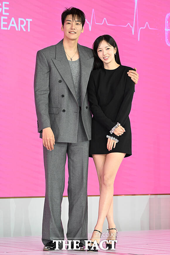 배우 김영광과 채수빈, 박수원 감독(왼쪽부터)이 1일 오전 서울 마포구 호텔 나루 서울 엠갤러리에서 열린 넷플릭스 새 시리즈 '나를 충전해줘' 제작발표회에 참석해 포즈를 취하고 있다. /김성렬 기자