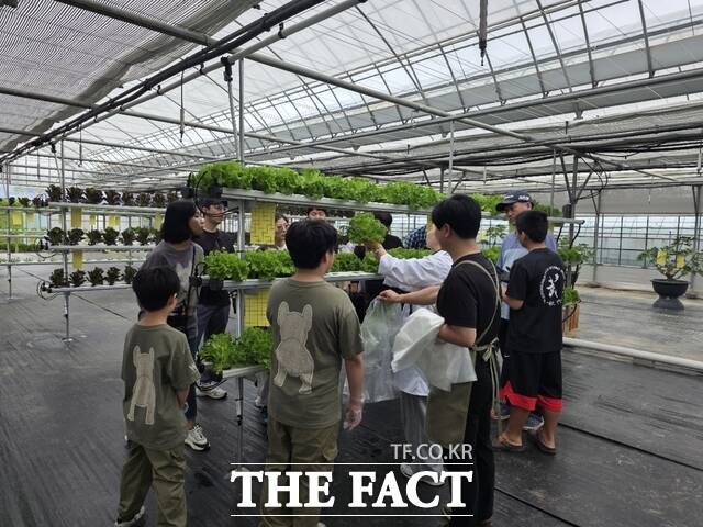 전남광주시 농업기술센터가 운영하는 '토요일엔 농업기술센터'가 농업 체험과 교육장으로 자리잡으면서 인기를 더하고 있다. /전남광주농업기술센터