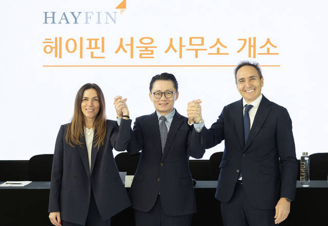 헤이핀캐피탈이 1일 오전 서울 여의도 콘래드호텔에서 기자간담회를 열고 한국 시장 진출을 알렸다. 왼쪽부터 리사 립스키 헤이핀캐피탈 고객 커버리지 공동총괄, 최시진 헤이핀캐피탈 파트너 솔루션 부문 디렉터, 카를로스 플라 헤이핀캐피탈 포트폴리오 운용 총괄. /헤이핀캐피탈