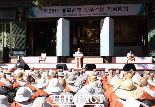 38대 조계종 총무원장으로 취임한 진우스님이 대웅전에서 절을 하고 있다.