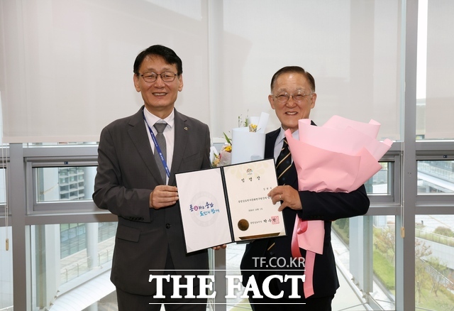 홍종완 충남도 행정부지사(왼쪽)와 김현식 신임 충남역사문화연구원장이 임명장 수여식을 갖고 있다. /충남도