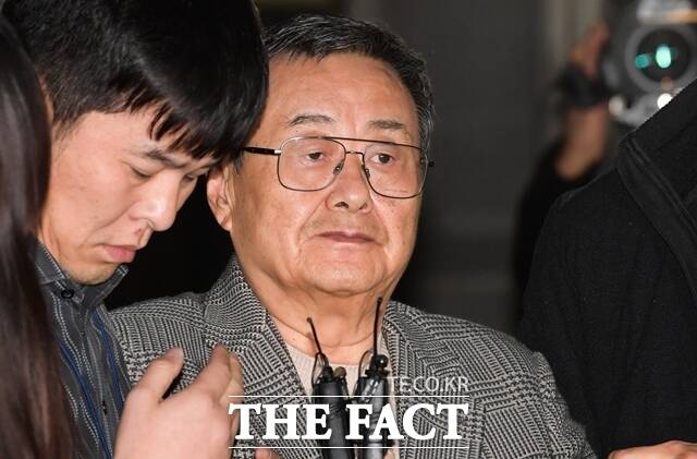 피감독자간음 및 비서 성추행 혐의를 받았던 김준기 DB그룹 창업회장이 지난 2019년 서울 서초구 서울중앙지방법원에서 진행된 구속 전 피의자심문(영장실질심사)을 마치고 법정을 나서고 있다. /더팩트 DB