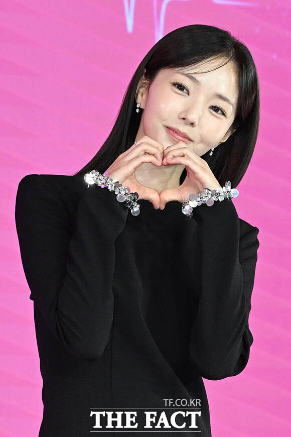 배우 김영광과 채수빈, 박수원 감독(왼쪽부터)이 1일 오전 서울 마포구 호텔 나루 서울 엠갤러리에서 열린 넷플릭스 새 시리즈 '나를 충전해줘' 제작발표회에 참석해 포즈를 취하고 있다. /김성렬 기자