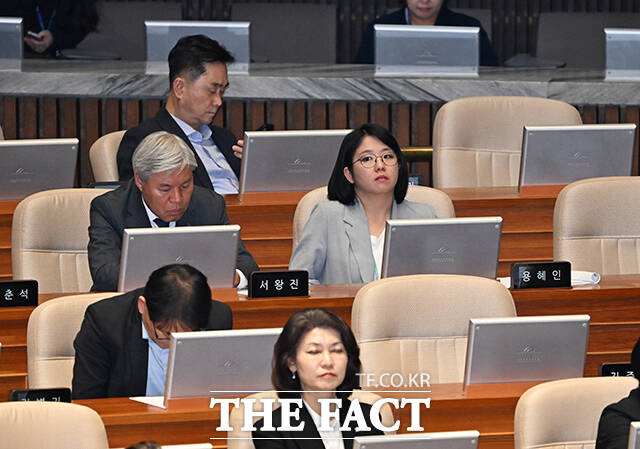 용혜인 기본소득당 의원(오른쪽)이 1일 오후 서울 여의도 국회에서 열린 본회의에 참석하고 있다. /국회=배정한 기자