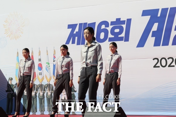 제16회 계룡군문화축제·지상군페스티벌이 1일 계룡대 활주로 일원에서 개최된 가운데 행사장 보조무대에서 밀리터리 패션쇼가 진행되고 있는 모습. /정예준 기자