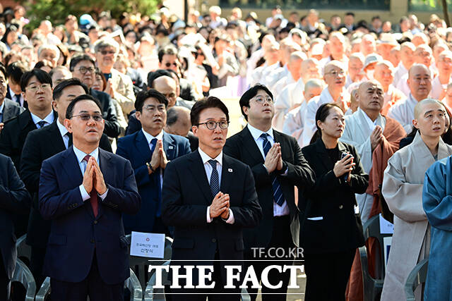 이날 법회에 참석한 김민석 당대표와 주호영 국민의힘 의원(앞줄 왼쪽) 등이 합장하고 있는 모습.