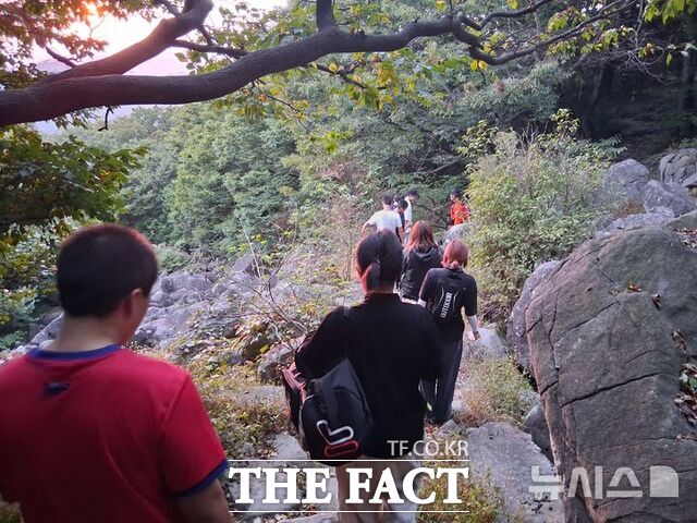 지난달 30일 오후 전남광주시 동구 무등산 용추폭포 인근에서 길을 잃은 고등학생들이 소방당국에 의해 구조되고 있다. /뉴시스