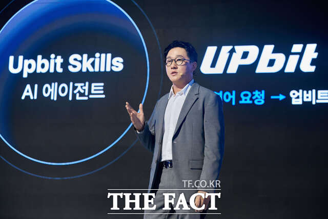 두나무가 '코리아 블록체인 위크 2026(KBW 2026)'에서 한국과 글로벌 시장을 잇는 온체인 금융 인프라 구축 청사진을 제시했다. 사진은 KBW 2026에서 발표하고 있는 오경석 두나무 대표. /두나무