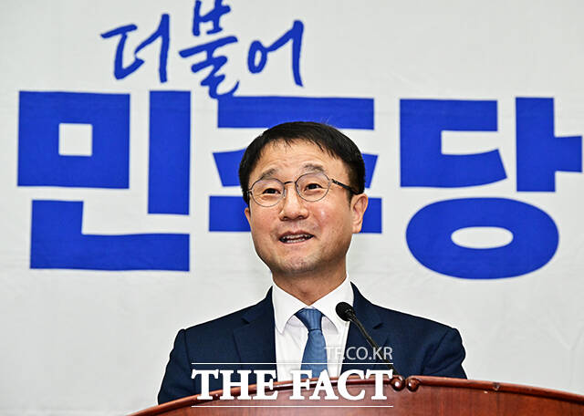 한병도 원내대표(앞줄 왼쪽 네번째)를 비롯한 더불어민주당 의원들이 1일 오후 서울 여의도 국회에서 열린 의원총회에 참석해 규탄 구호를 외치고 있다. /국회=배정한 기자