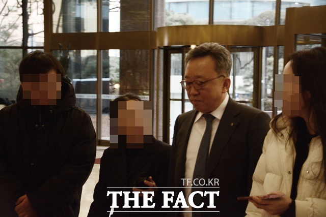 정상혁 신한은행장이 지난 1월 26일 오후 서울 명동 은행연합회 건물에 입장하면서 취재진의 질문을 듣고 있다. /김태환 기자
