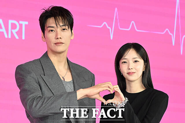 배우 김영광과 채수빈, 박수원 감독(왼쪽부터)이 1일 오전 서울 마포구 호텔 나루 서울 엠갤러리에서 열린 넷플릭스 새 시리즈 '나를 충전해줘' 제작발표회에 참석해 포즈를 취하고 있다. /김성렬 기자
