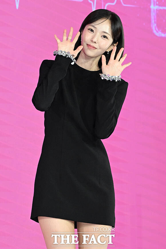 배우 김영광과 채수빈, 박수원 감독(왼쪽부터)이 1일 오전 서울 마포구 호텔 나루 서울 엠갤러리에서 열린 넷플릭스 새 시리즈 '나를 충전해줘' 제작발표회에 참석해 포즈를 취하고 있다. /김성렬 기자