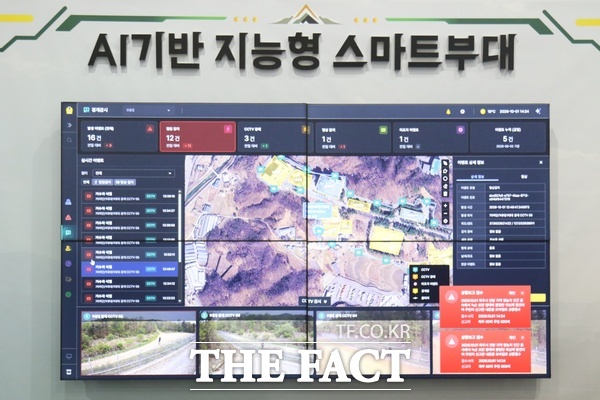 제16회 계룡군문화축제·지상군페스티벌이 1일 계룡대 활주로 일원에서 개최된 가운데 육군정책홍보관에 설치된 인공지능(AI)기반 지능형 스마트부대 관리 시스템이 전시된 모습. /정예준 기자