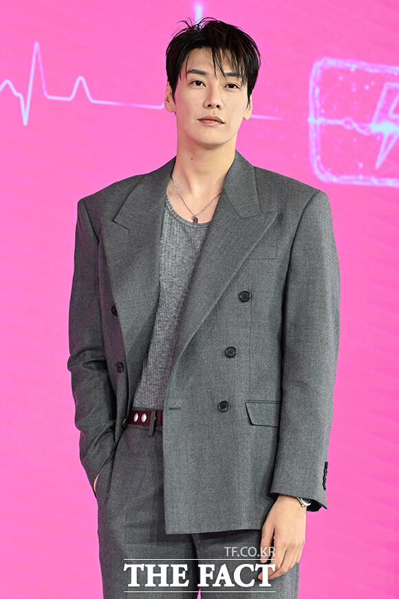배우 김영광이 1일 오전 서울 마포구 호텔 나루 서울 엠갤러리에서 열린 넷플릭스 새 시리즈 '나를 충전해줘' 제작발표회에 참석해 포즈를 취하고 있다. /김성렬 기자