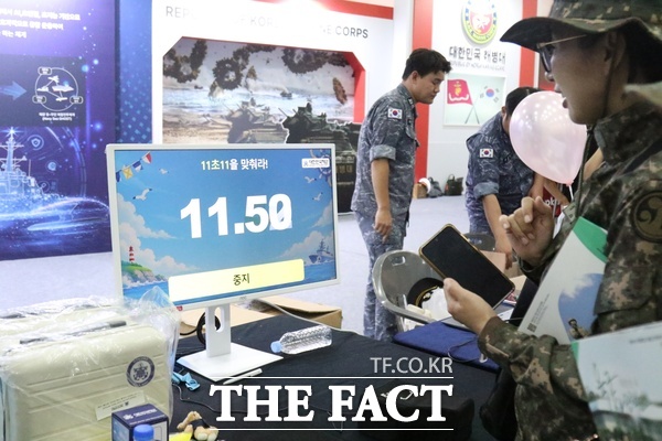제16회 계룡군문화축제·지상군페스티벌이 1일 계룡대 활주로 일원에서 개최된 가운데 해군 홍보관에서 관램객들이 이벤트에 참여하고 있다. /정예준 기자
