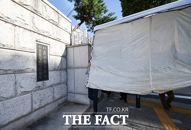 현판 교체작업 위해 설치되는 천막.