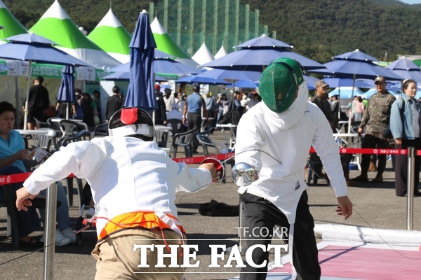 제16회 계룡군문화축제·지상군페스티벌이 1일 계룡대 활주로 일원에서 개최된 가운데 계룡시청 펜싱팀이 마련한 펜싱체험존에서 관람객들이 펜싱경기를 체험하고 있는 모습. /정예준 기자