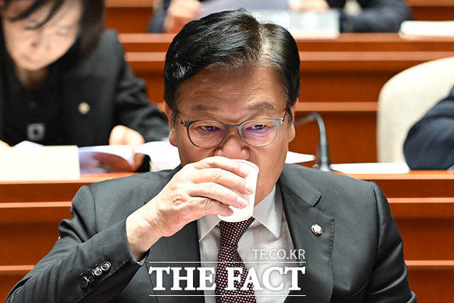 의원총회에서 모두발언하는 정점식 국민의힘 원내대표.