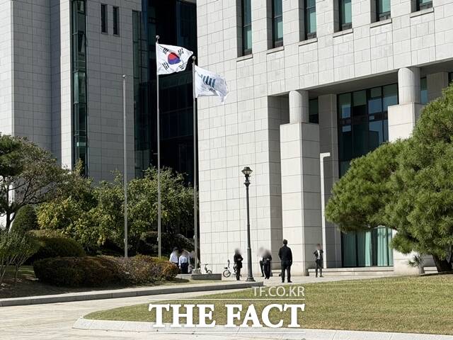 1일 서울 서초구 대검찰청 청사에서 직원들이 검찰기를 배경으로 사진을 찍고 있다. /김해인 기자