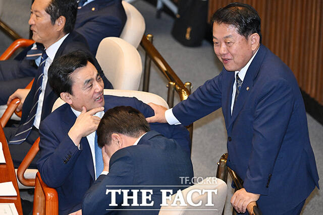 국방정책특별보좌관에 위촉된 김병주 더불어민주당 의원(오른쪽)이 1일 오후 서울 여의도 국회 본회의장에서 열린 제439회 국회(정기회) 제10차 본회의에 참석해 안규백 전 국방부 장관과 대화를 나누고 있다. /국회=남용희 기자