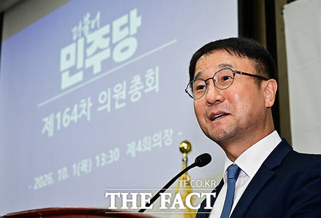 한병도 원내대표(앞줄 왼쪽 네번째)를 비롯한 더불어민주당 의원들이 1일 오후 서울 여의도 국회에서 열린 의원총회에 참석해 규탄 구호를 외치고 있다. /국회=배정한 기자