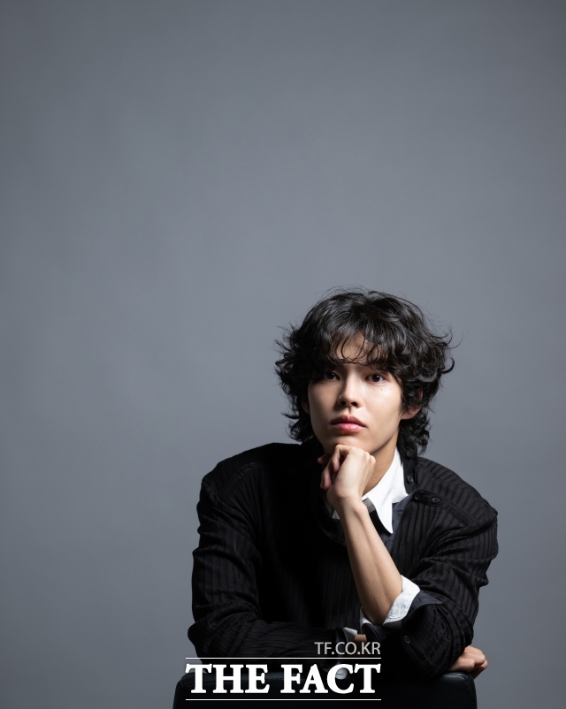 배우 박윤호가 30일 서울 마포구 상암동 <더팩트> 사옥에서 인터뷰에 앞서 포즈를 취하고 있다. /박헌우 기자