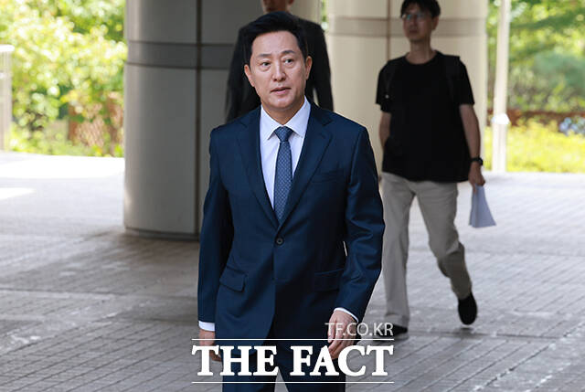 오세훈 서울시장이 지난달 11일 오후 서울 서초구 서울고법에서 명태균 여론조사 대납 의혹 2심 항소심 공판에 출석하고 있다. /남윤호 기자(현장풀)