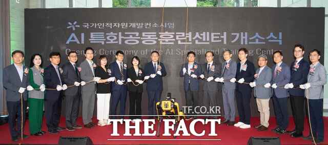 강명구 국민의힘 국회의원과 지역 기업체 대표들이 지난 5월 21일 열린 AI특화공동훈련센터 개소식에서 개소를 알리는 퍼포먼스를 하고 있다. 센터는 AI·로봇 기반 제조혁신을 이끌 현장 실무형 전문인력 양성에 나선다. /구미시