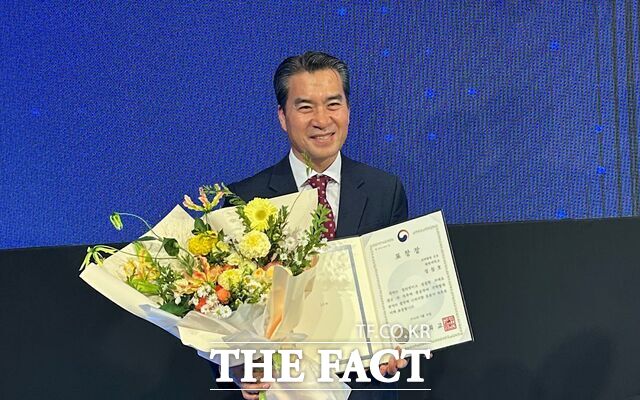 목원대학교 정철호 RISE사업단장이 교육부장관 표창을 받은 후 기념촬영을 하고 있다. /목원대