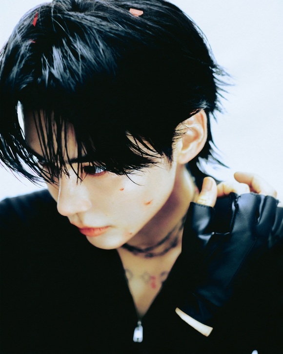 성한빈이 첫 번째 미니 앨범 'DEAD:ALIVE'의 첫 콘셉트 포토를 공개했다. 성한빈은 금이 간 헬멧 바이저 너머로 상처 난 얼굴과 강렬한 눈빛을 드러냈다. /더라이브레이블
