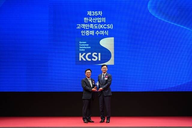 민기식 SK쉴더스 대표(오른쪽)가 지난달 30일 서울 중구 호텔신라에서 열린 2026 KCSI 인증패 수여식에서 기념 촬영을 하고 있다. /SK쉴더스