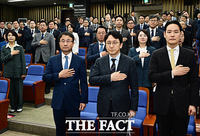 한병도 원내대표(앞줄 왼쪽 네번째)를 비롯한 더불어민주당 의원들이 1일 오후 서울 여의도 국회에서 열린 의원총회에 참석해 규탄 구호를 외치고 있다. /국회=배정한 기자